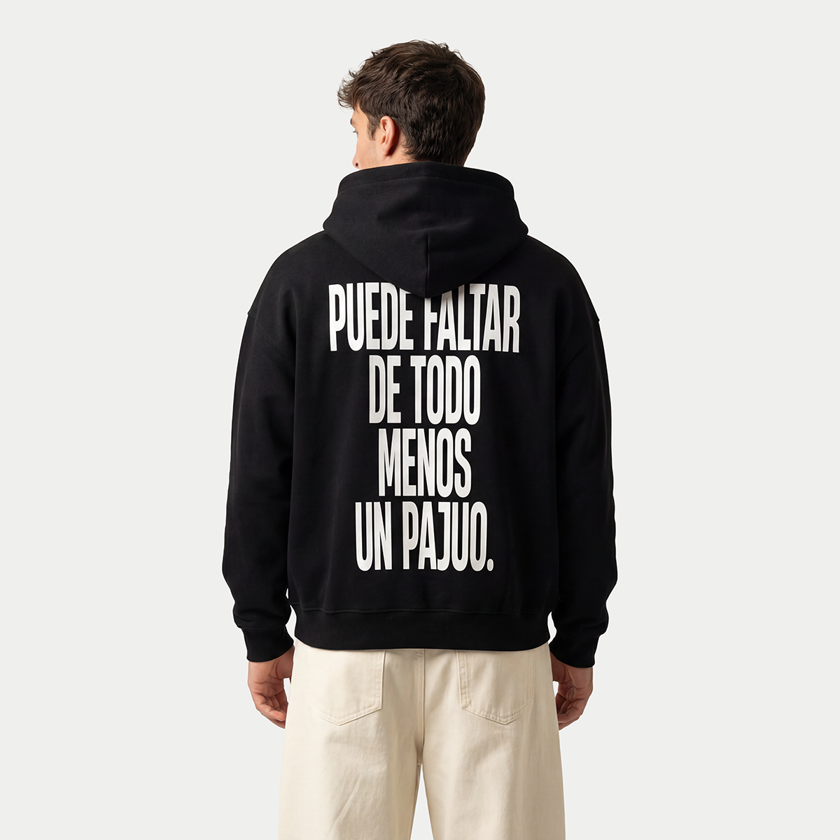 Modelo de espaldas llevando la sudadera con capucha negra clásica «Puede faltar de todo» de Caracas Merch
